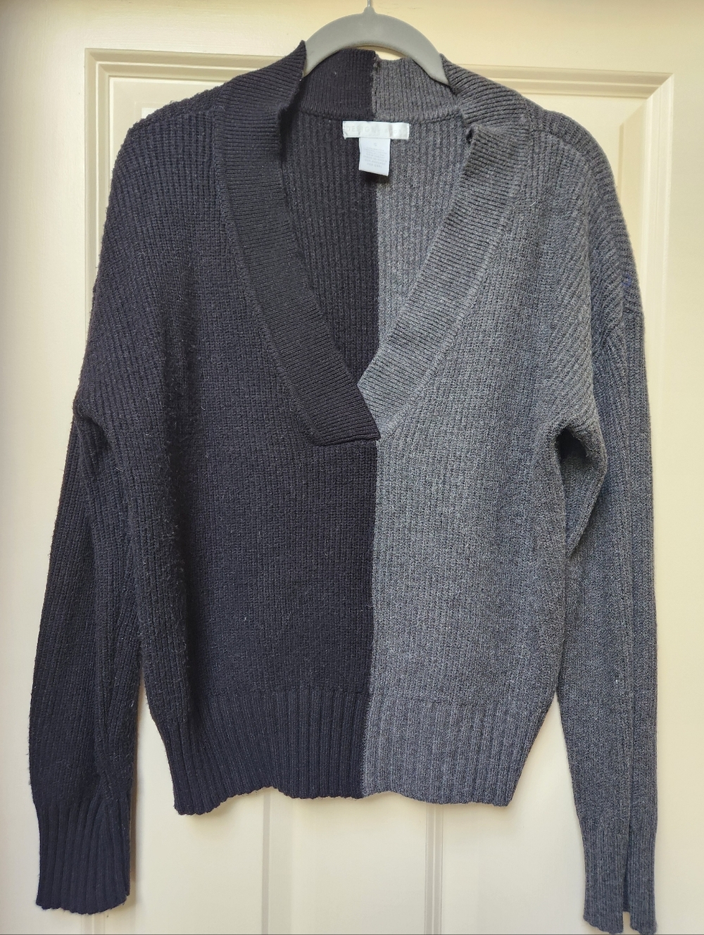 Evereve - Design History Colorblock V-Neck Sweater in Black & Gray